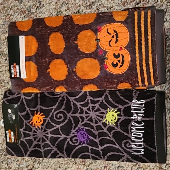 BUNDLE OF 2 HALLOWEEN HAND TOWELS - Picture 1 of 7